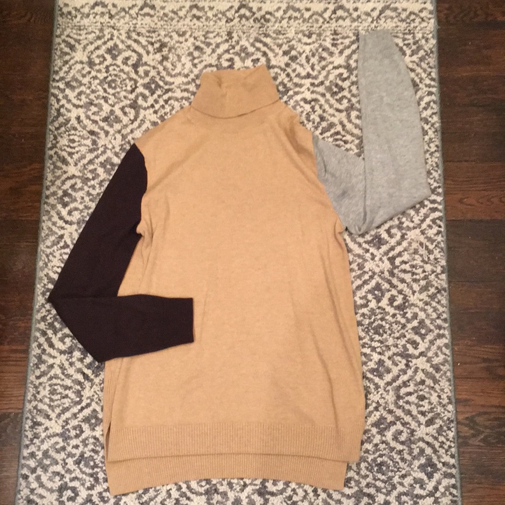 Color blocked sleeve turtle neck sweater